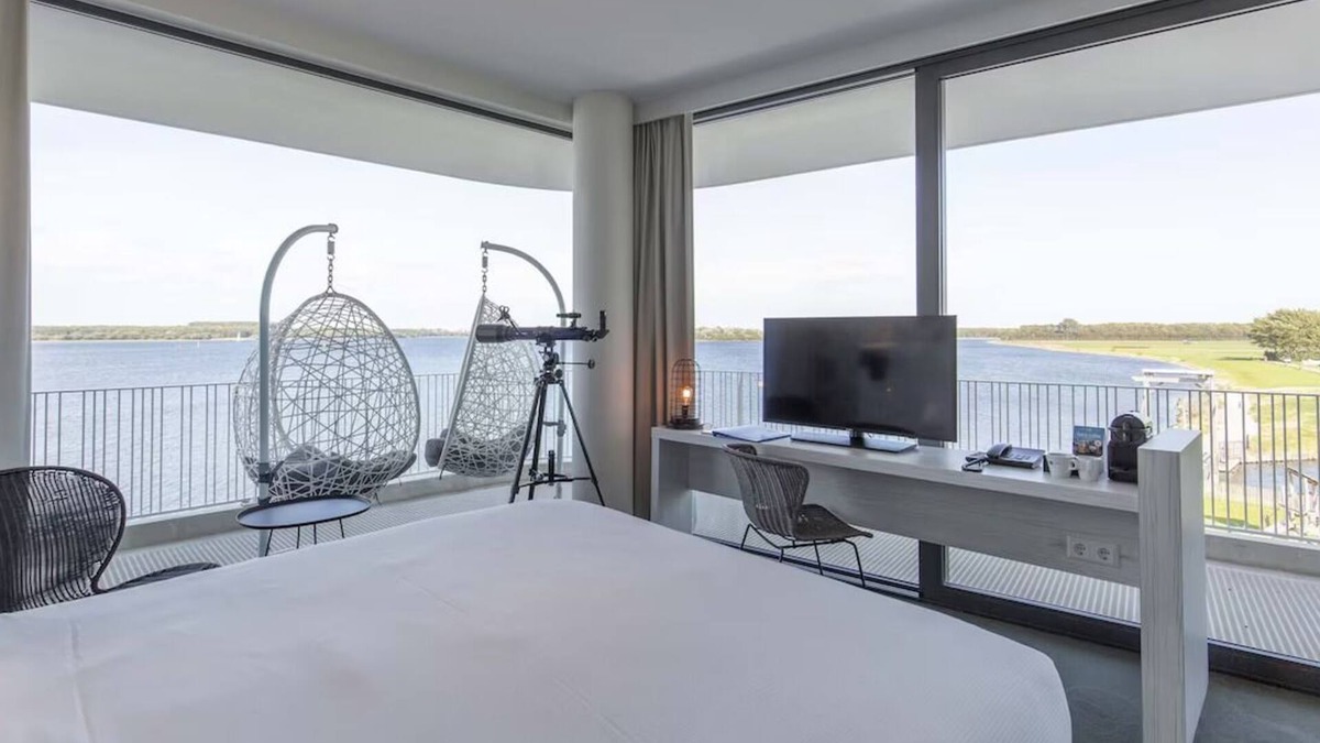 Oranjeplaat Hotel | Relaxing Double Room with Lake View | Ideal for Exploring Historical Middelburg