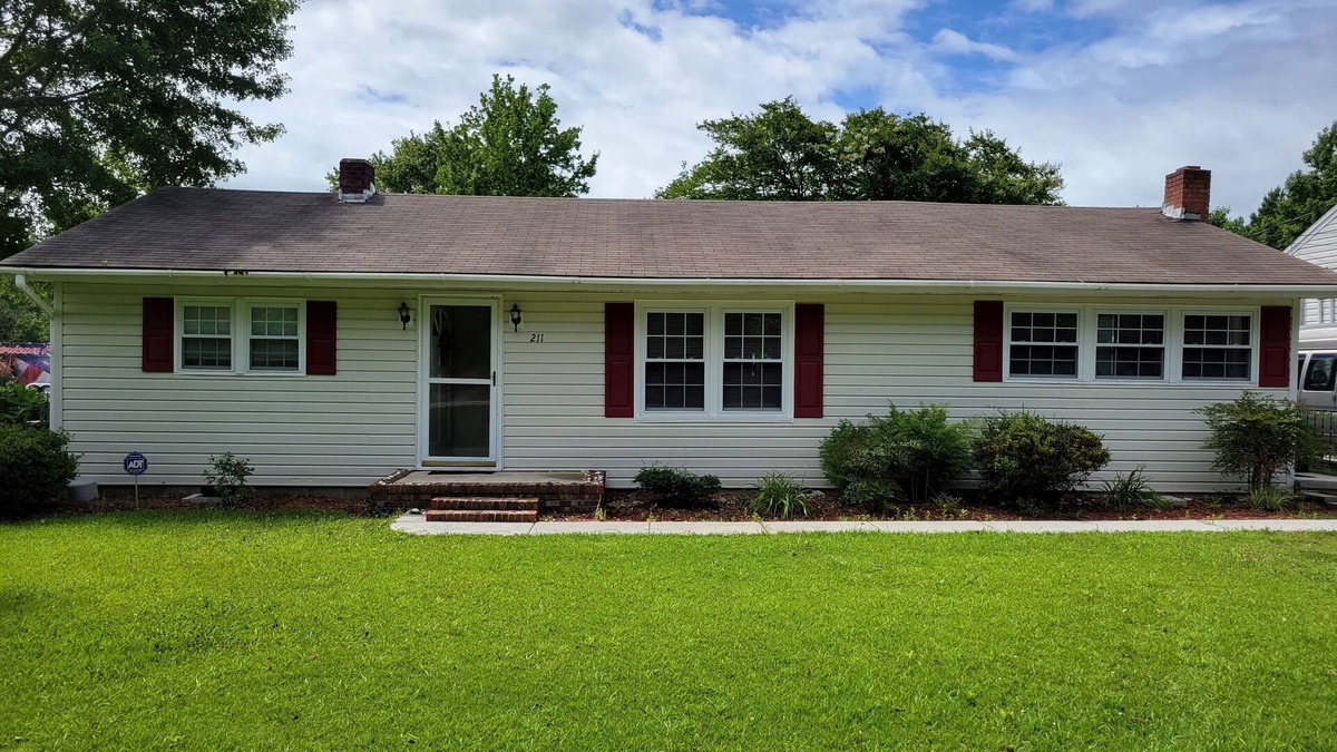 McCutcheon Field House | Relaxing Escape Near Beaches, New River, Bases and Surf City