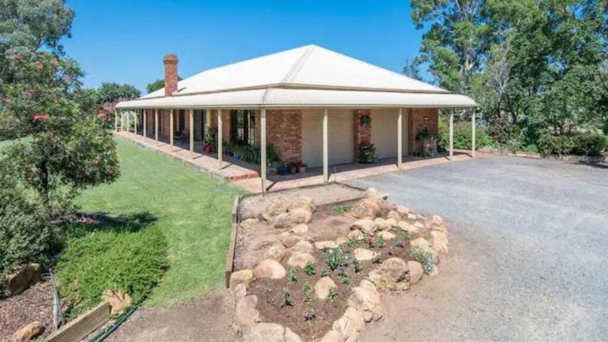 Kialla House | Relaxing Family Farmstay 7 minutes to Shepperton CBD