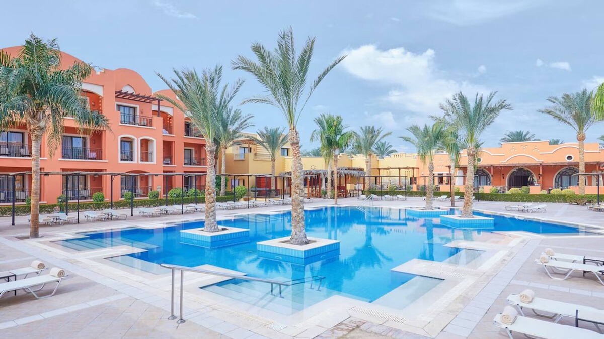 El Quseir Hotel | Relaxing Family Stay with Pools, Spa and Coral Reef Diving