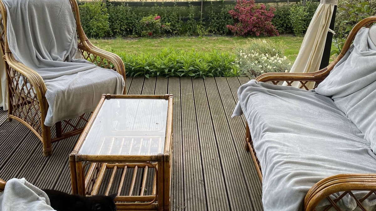 Saint-Cyr-du-Bailleul Apartment | Relaxing, tranquil studio space within a large garden, huge bed. Good internet