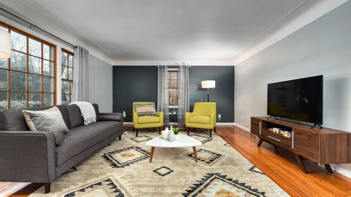 Shaker Heights Apartment | Relaxing Gem near Cleveland Clinic & Van Aiken District ~ Safe Neighborhood