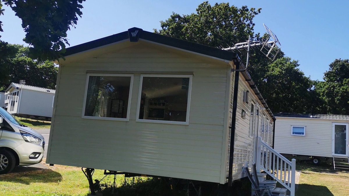 Cowes House | Relaxing Getaway at Thorness Bay Caravan Park – Isle of Wight Retreat