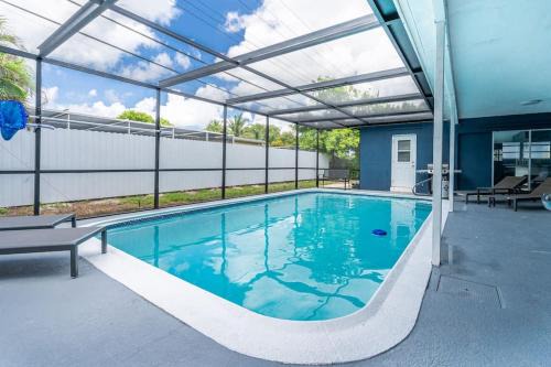 Miramar Villa | Relaxing Getaway 4 Bedroom, Pool and 18 minutes to the Beach