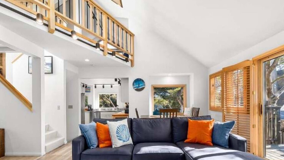 Eastside Santa Cruz House | Relaxing Getaway Overlooking Schwan Lagoon