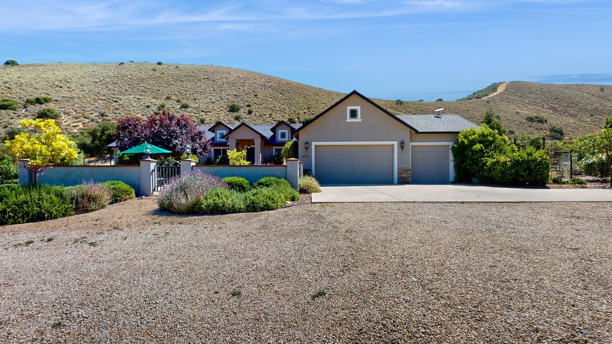 King City House | Relaxing getaway with stunning views - private grill, jacuzzi & pool
