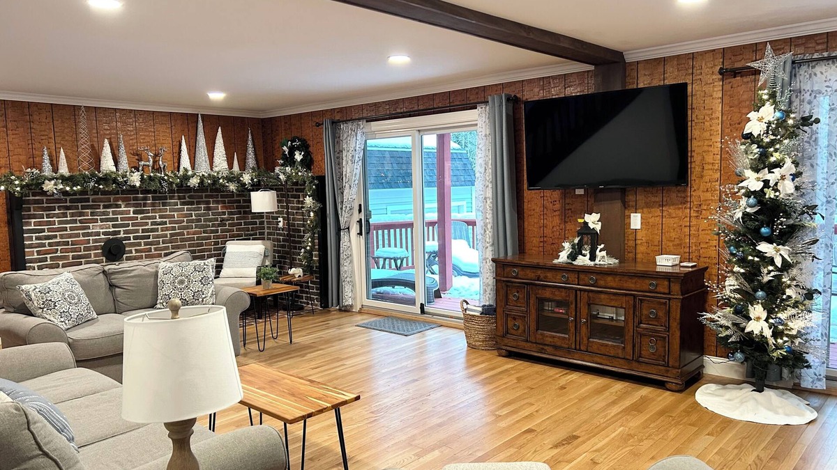 Gilford House | Relaxing Gunstock Chalet! Near Lake Winnipesaukee and Gunstock Mountain!