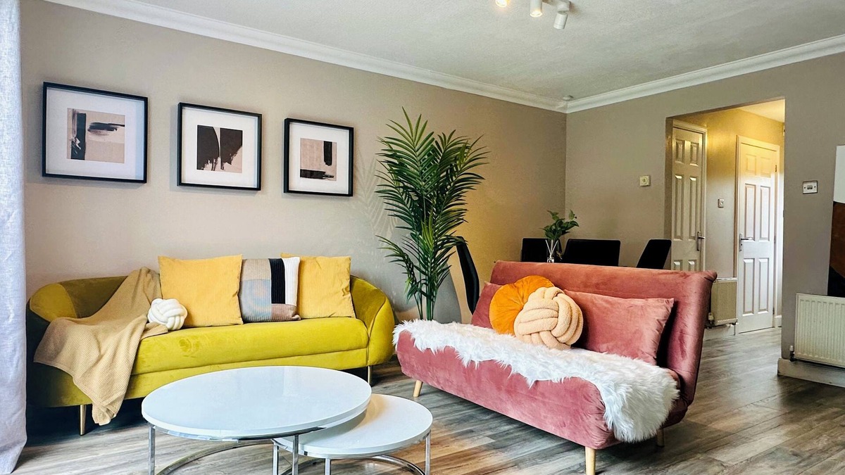 North West House | Relaxing Hideaway: Chic 2RB Townhouse Urban Oasis with Free Parking
