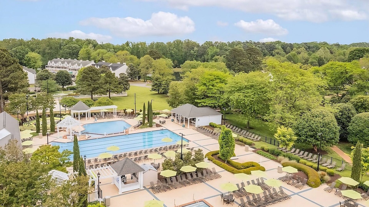 Berkeley Hotel | Relaxing Hideaway! w/Onsite Swimming Pools, Sports Courts, Free Parking!