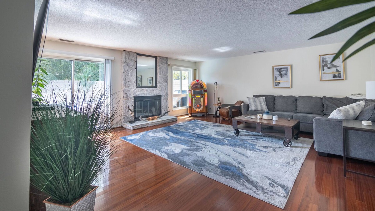 Orange House | Relaxing Home close to Newport, Disney and Angels