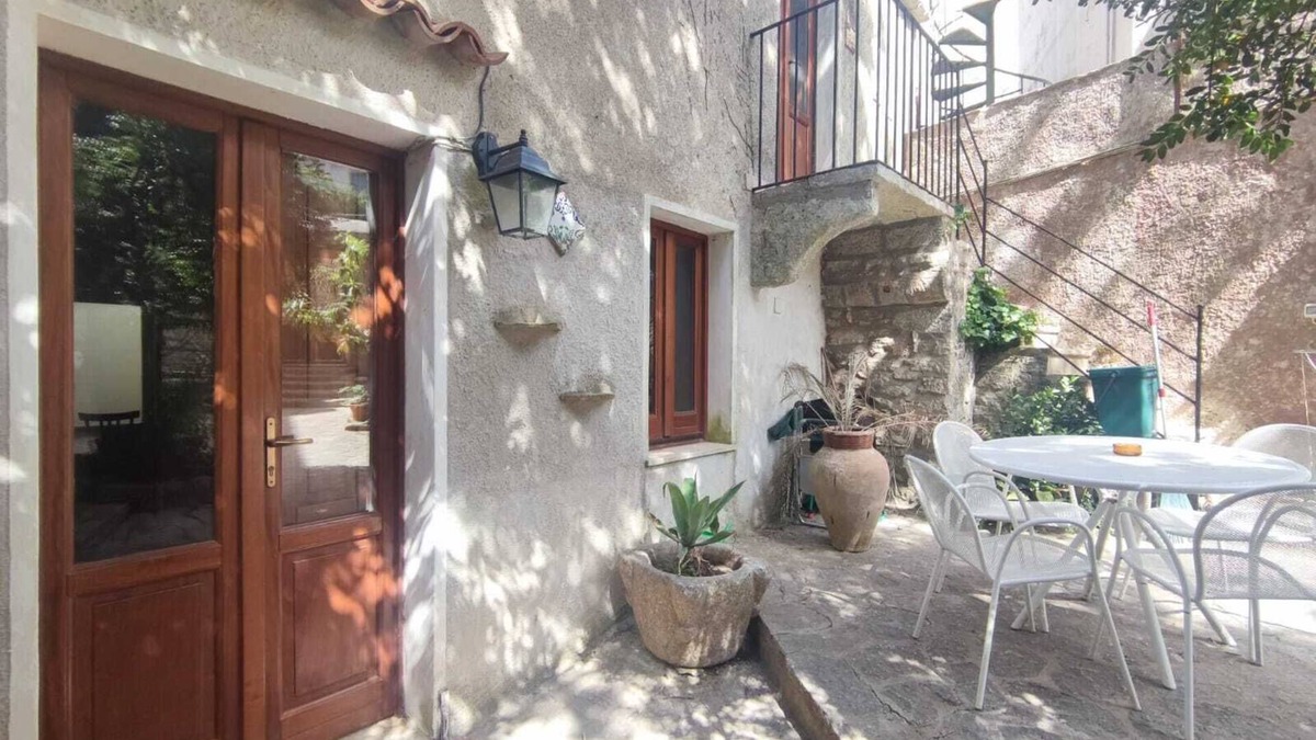 Erice House | Relaxing in a typical Erice courtyard
