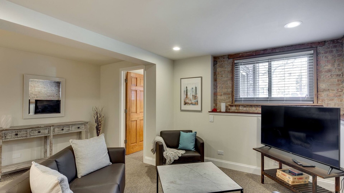 North Center Apartment | Relaxing in Ravenswood - This Neighborhood is Great for Any Group and Close to Everything! by AllSet Turnover