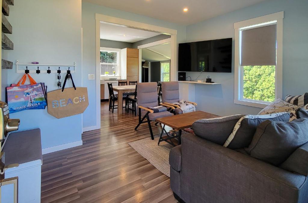 Kennydale House | Relaxing in Renton