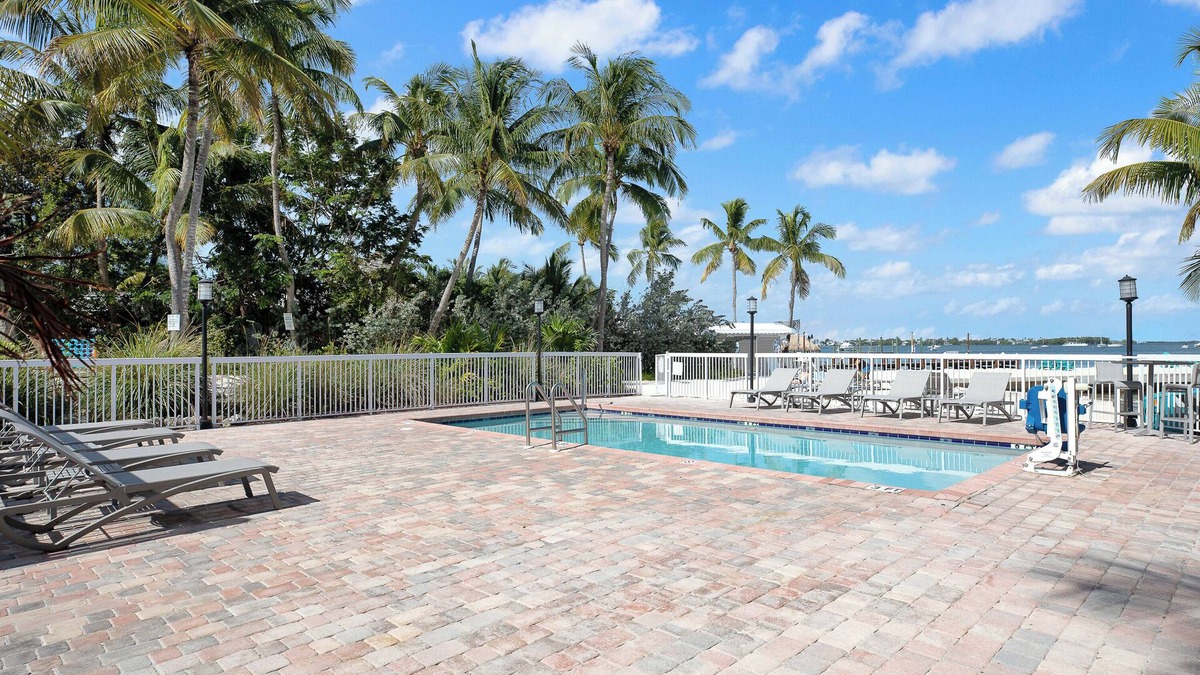 Key Largo Hotel | Relaxing King Stay with Pool & Beach - Pet Friendly | Free Parking!