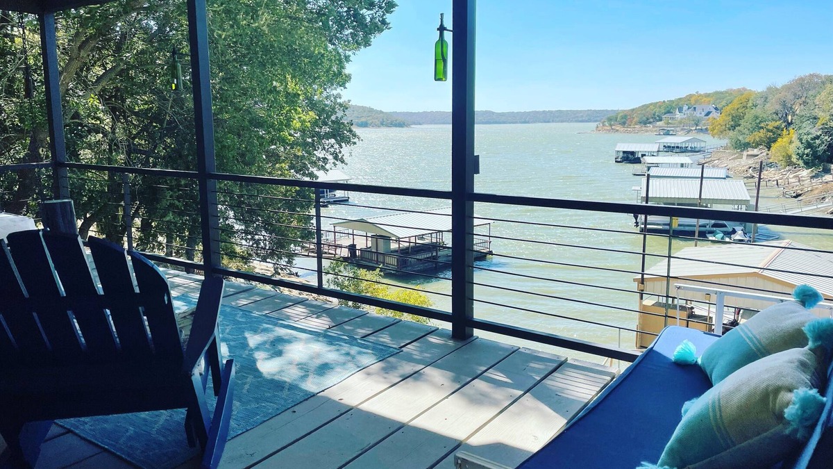 Chico House | Relaxing lake house on Lake Bridgeport with private boat dock