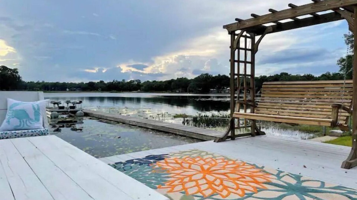 Edgar House | Relaxing Lakefront Cottage