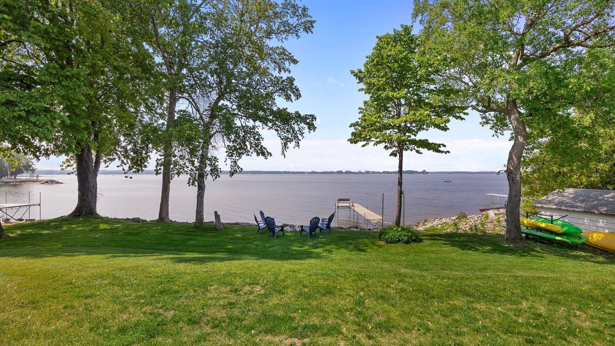 Sturgeon Bay Cottage | Relaxing Lakefront Cottage, Kayaks, Bikes, Fishing