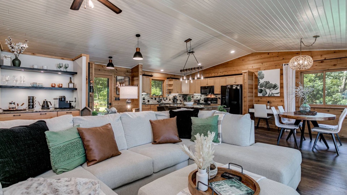 Oxford Cabin | Relaxing Lakehouse Retreat near Wisconsin Dells