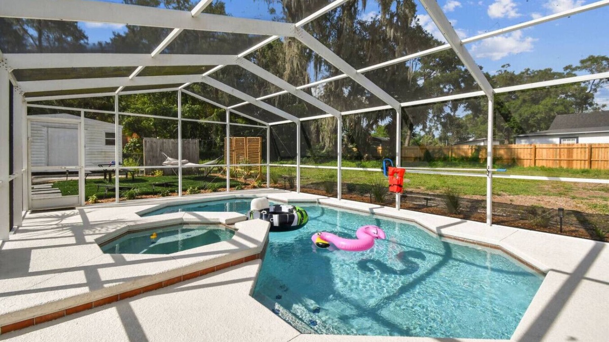 Mount Plymouth House | Relaxing Modern Home Sleeps 6/Pool/BBQ/Firepit