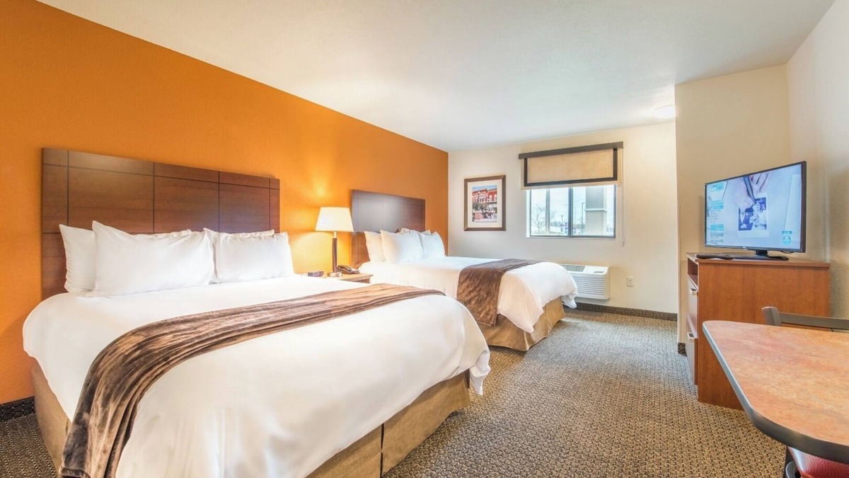 North Aurora Hotel | Relaxing North Aurora Stay | Pet-Friendly, Kitchen & Free Parking