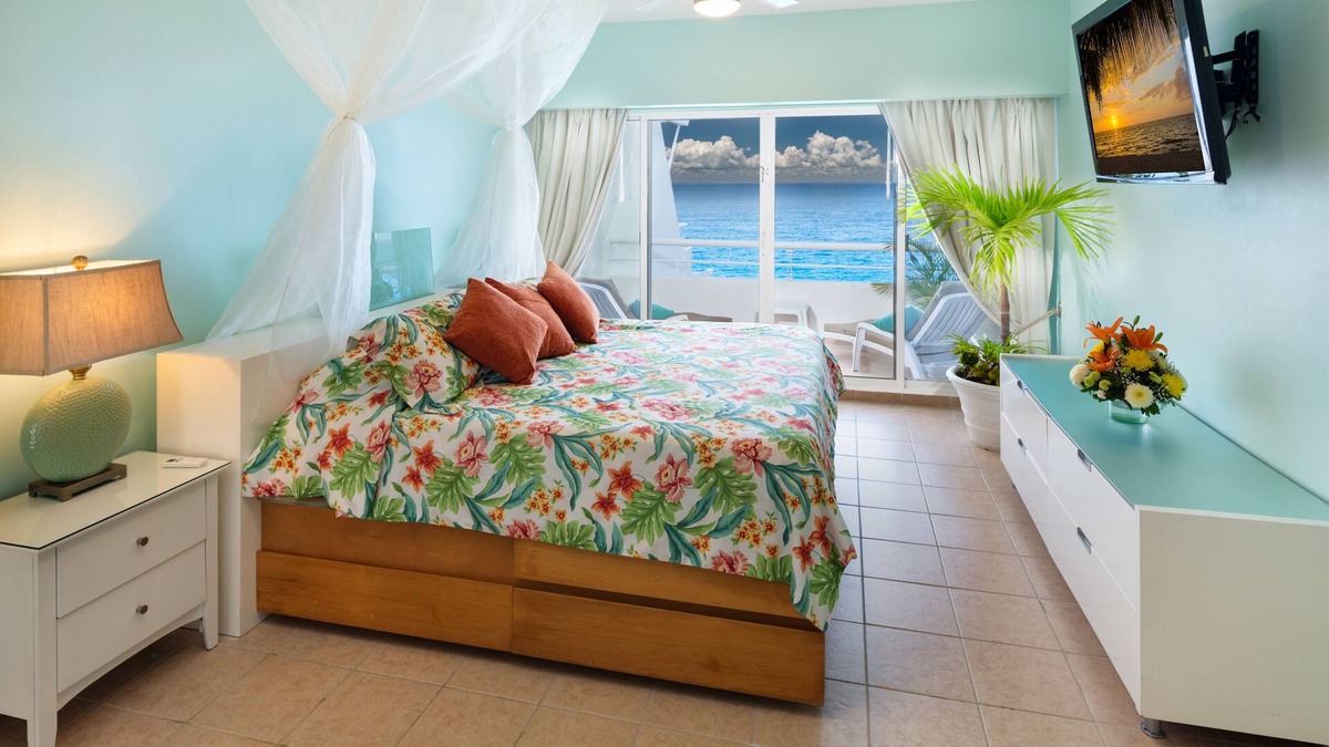 Zona Hotelera Norte Condo | Relaxing Oceanfront 2BR Northshore Condo, Awesome snorkeling right in front!