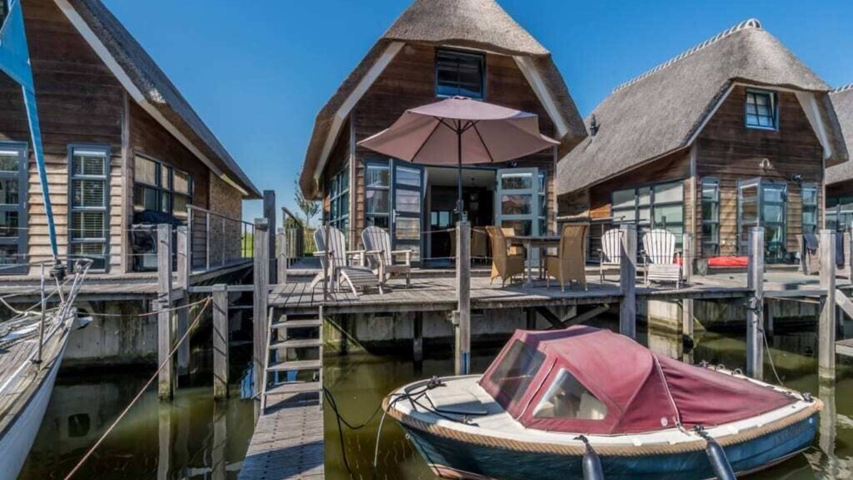 De Heen House | Relaxing on the terrace, unwinding in the sauna, or having drinks by the gas hearth; this water vill