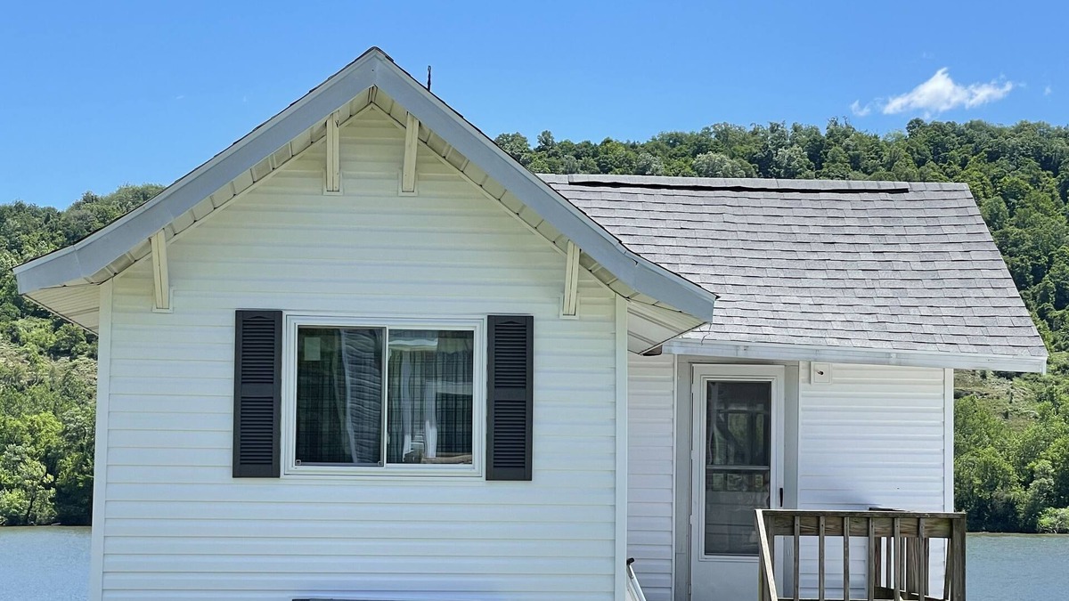 Tiltonsville House | Relaxing one bedroom cottage backs up to OH River
