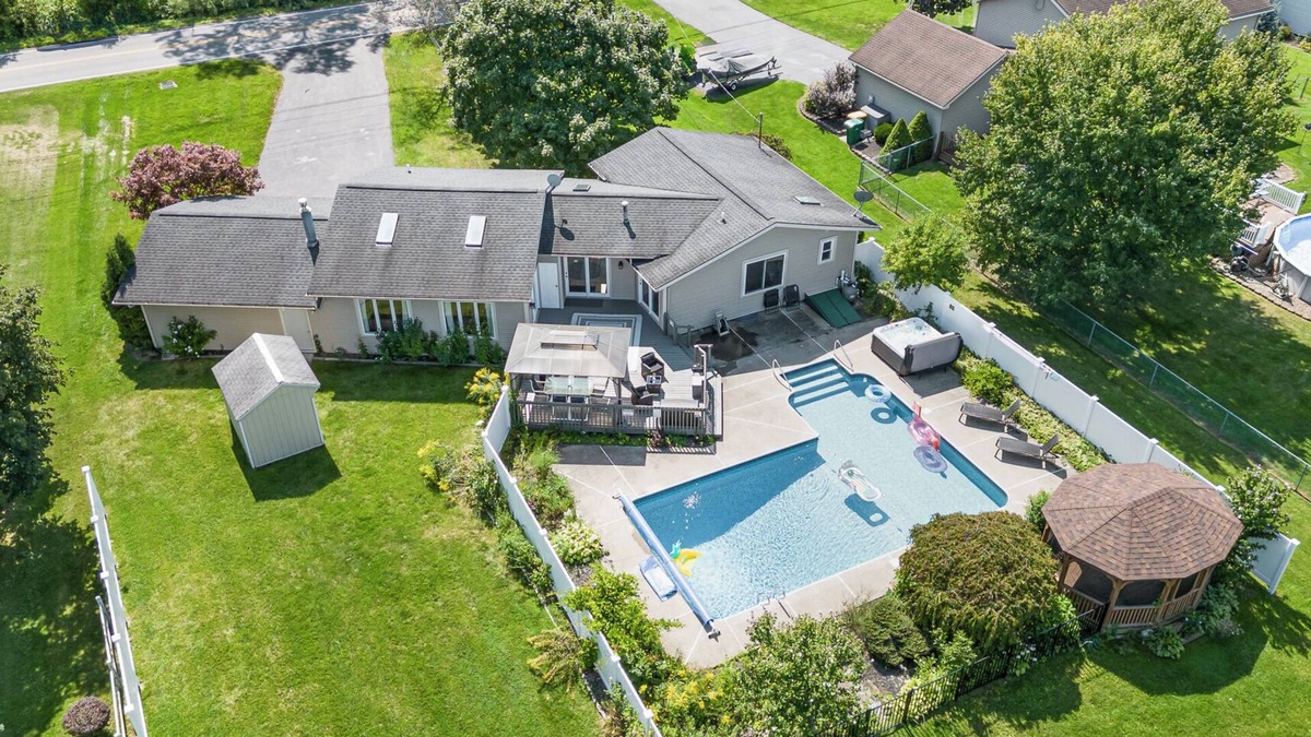 West Henrietta House | Relaxing Pool & Hot Tub House near RIT Inn