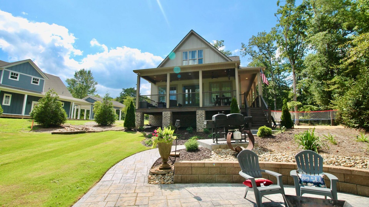 Northport House | Relaxing Retreat—Family Fun on Lake Tuscaloosa w/beach volleyball, games & dock!