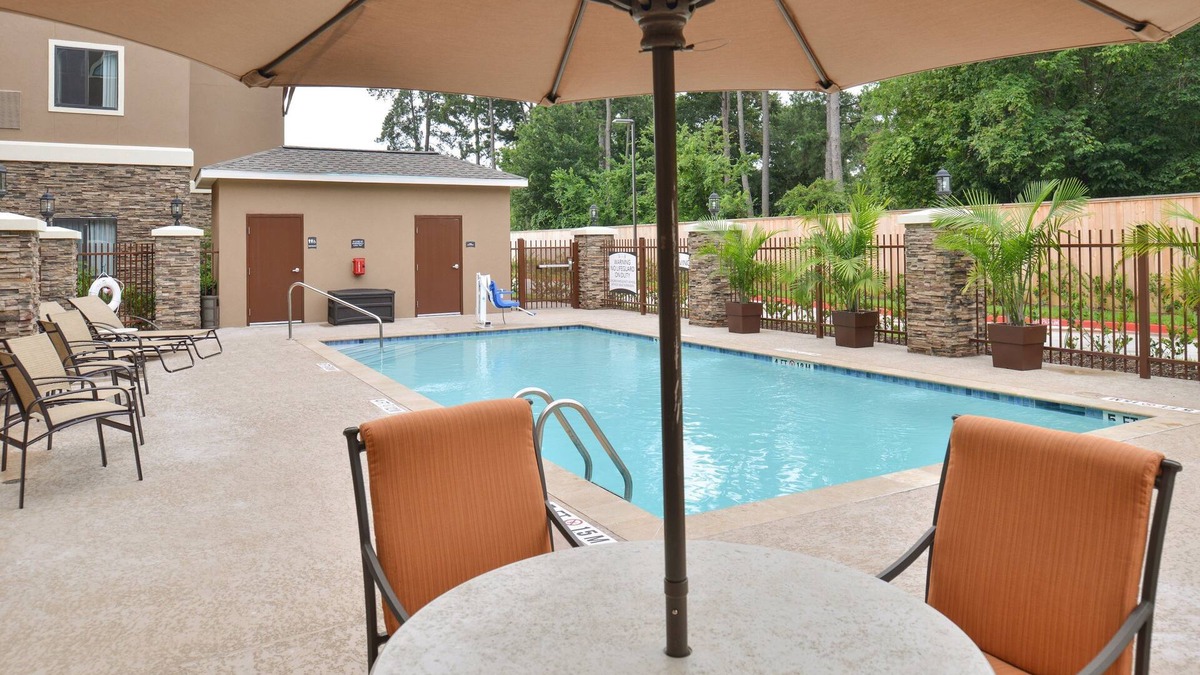 Tomball Condo | Relaxing Retreat in Tomball! Shared Outdoor Pool + Free Breakfast