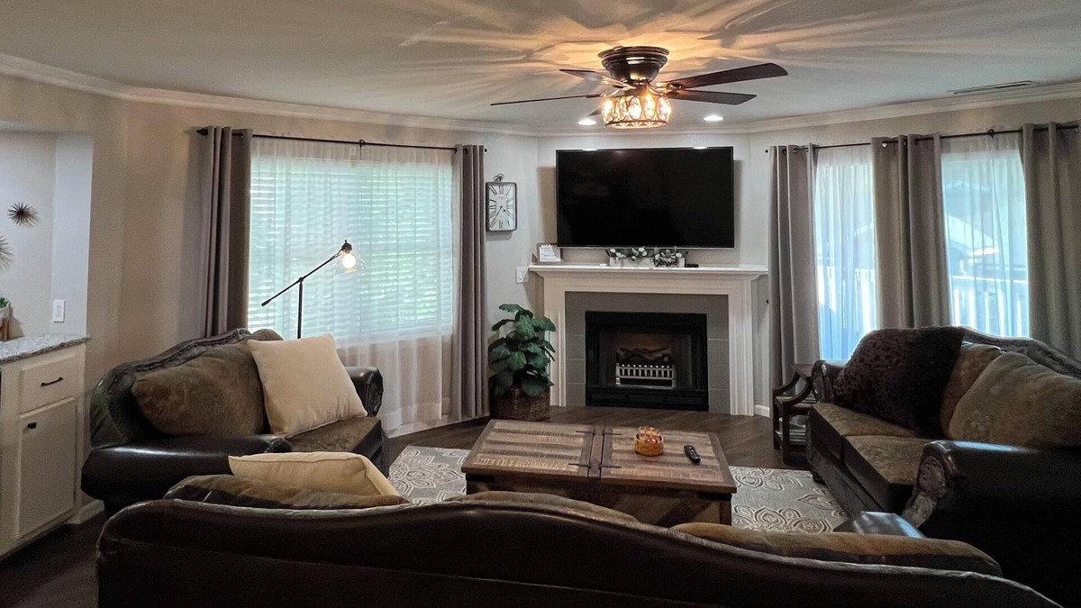 Table Rock Condo | "Relaxing Retreat" No Stairs~Indoor Pool~Wifi~Lake View~Golf~Trout~Pickleball