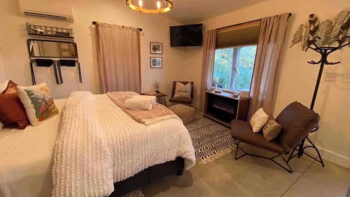 College Grove House | Relaxing Retreat, Farm Fresh Eggs & Pond Sunsets