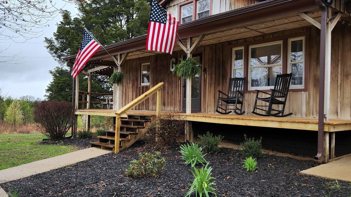 Lindseyville House | Relaxing retreat within miles from various activities