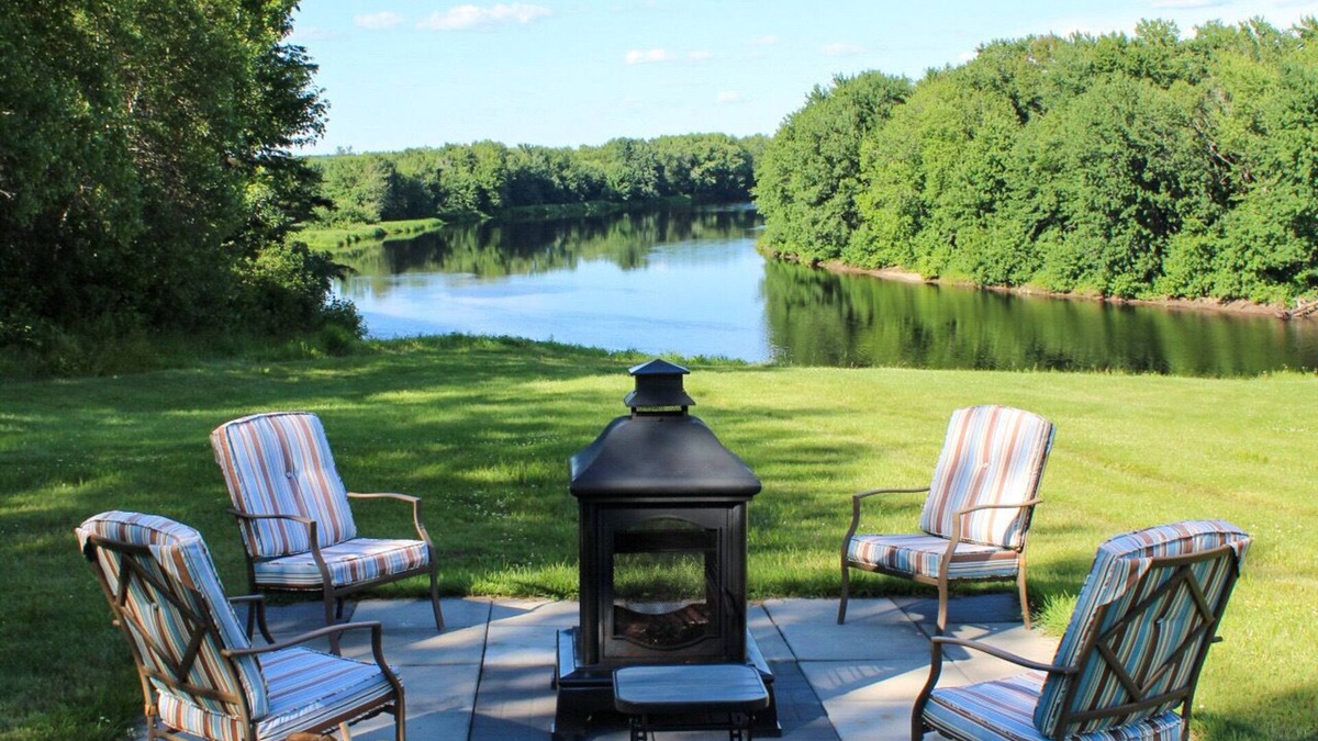 Queens County House | Relaxing River Getaway