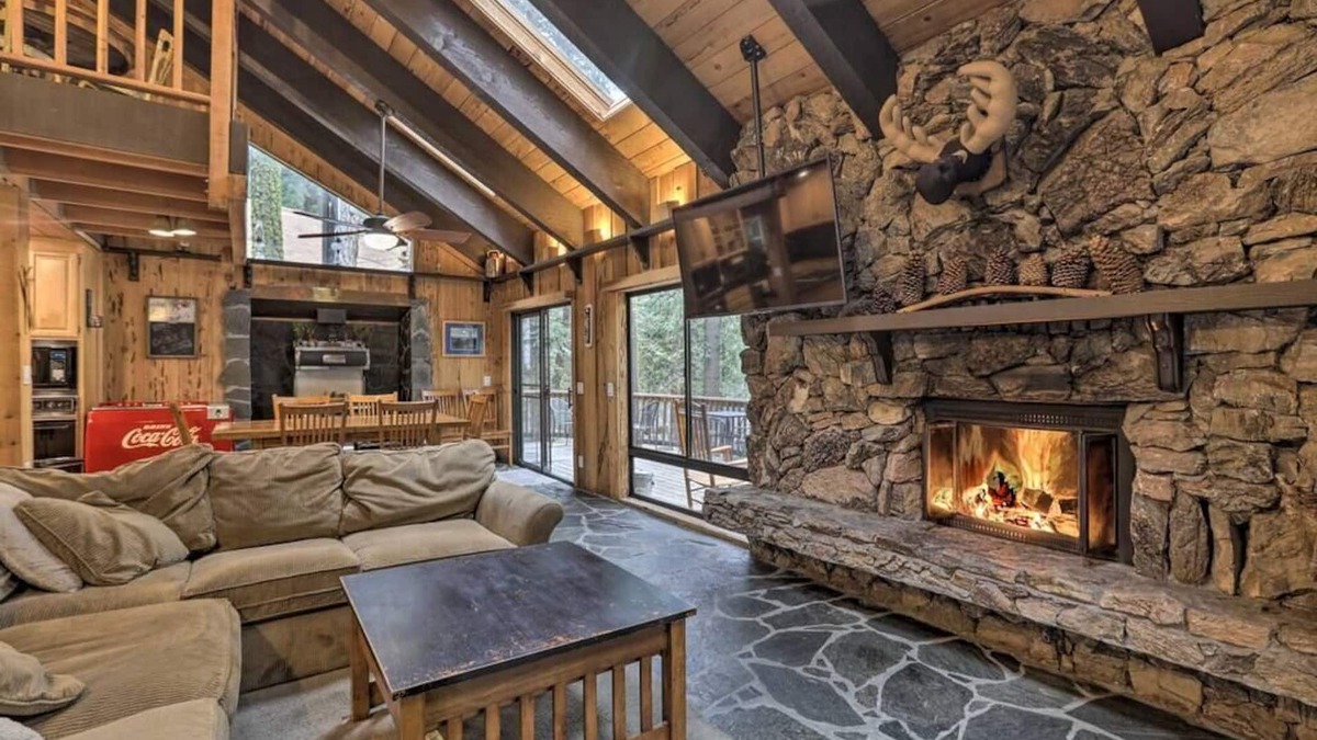 Strawberry House | Relaxing Riverfront Retreat in Strawberry