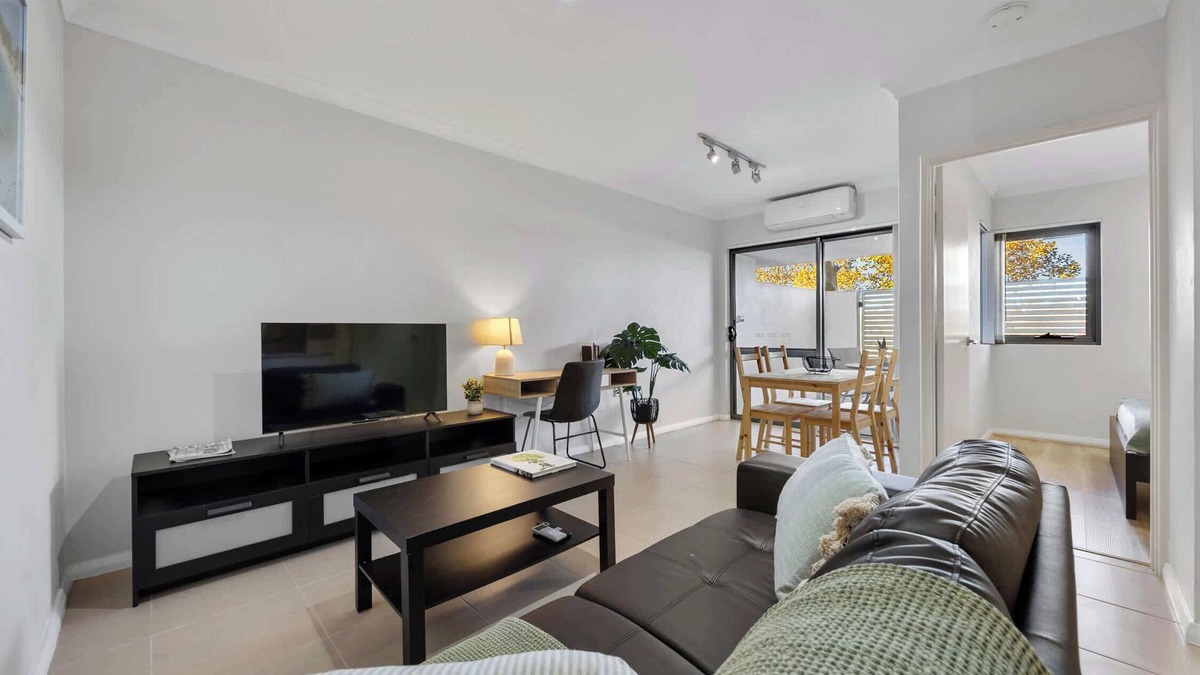 Rockingham Apartment | Relaxing Rockingham 2BR | Balcony & Parking