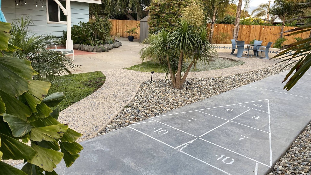 South Oceanside House | Relaxing, Romantic, and Fun! Private, Quiet, and Less than a mile to the Ocean!