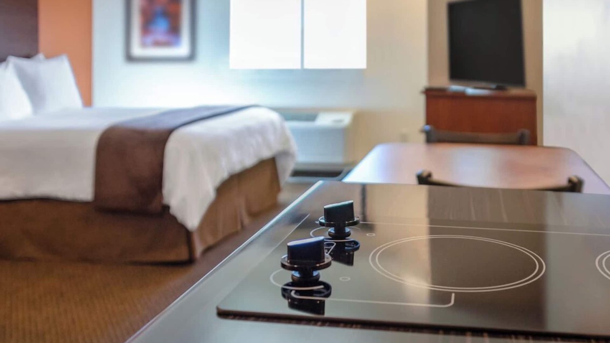 Rapid City Hotel | Relaxing Room! Full Kitchen & Comfy Bedding! Pets Allowed, Near Dinosaur Park!
