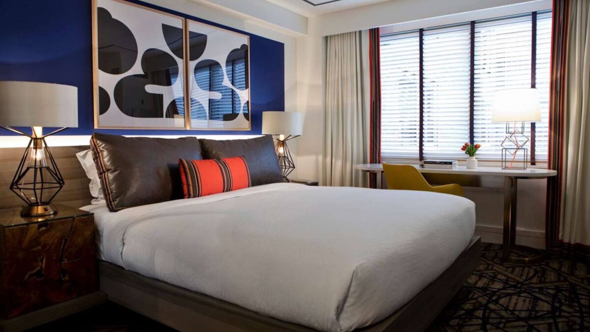 Dupont Circle Hotel | Relaxing Room with Serene Poolside | Minutes from Dupont Circle