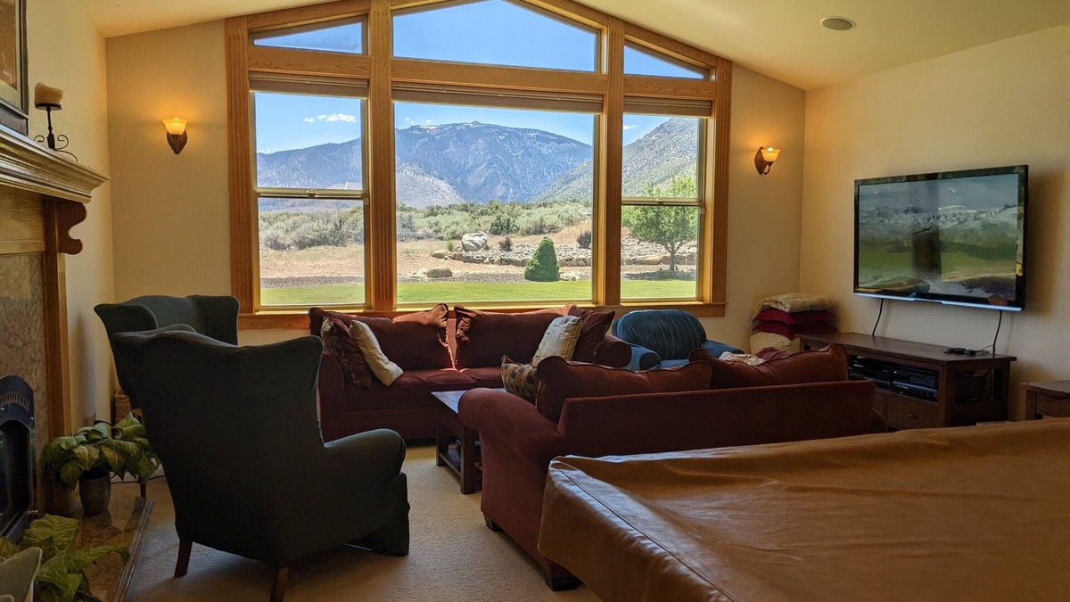 Mesa Vista House | Relaxing Sierra Sunrise Family Getaway w/EV Level 2 Charger - 4 bdrm 3 1/2 bath
