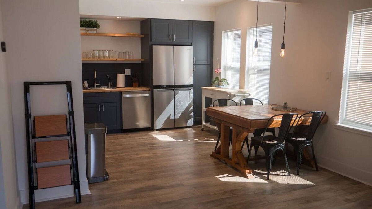Lakewood House | Relaxing spa suite in the heart of bird town.