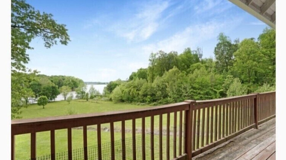 Eddyville House | Relaxing & spacious waterfront home on Barkley Lake with 5 Bedrooms and 4 Baths