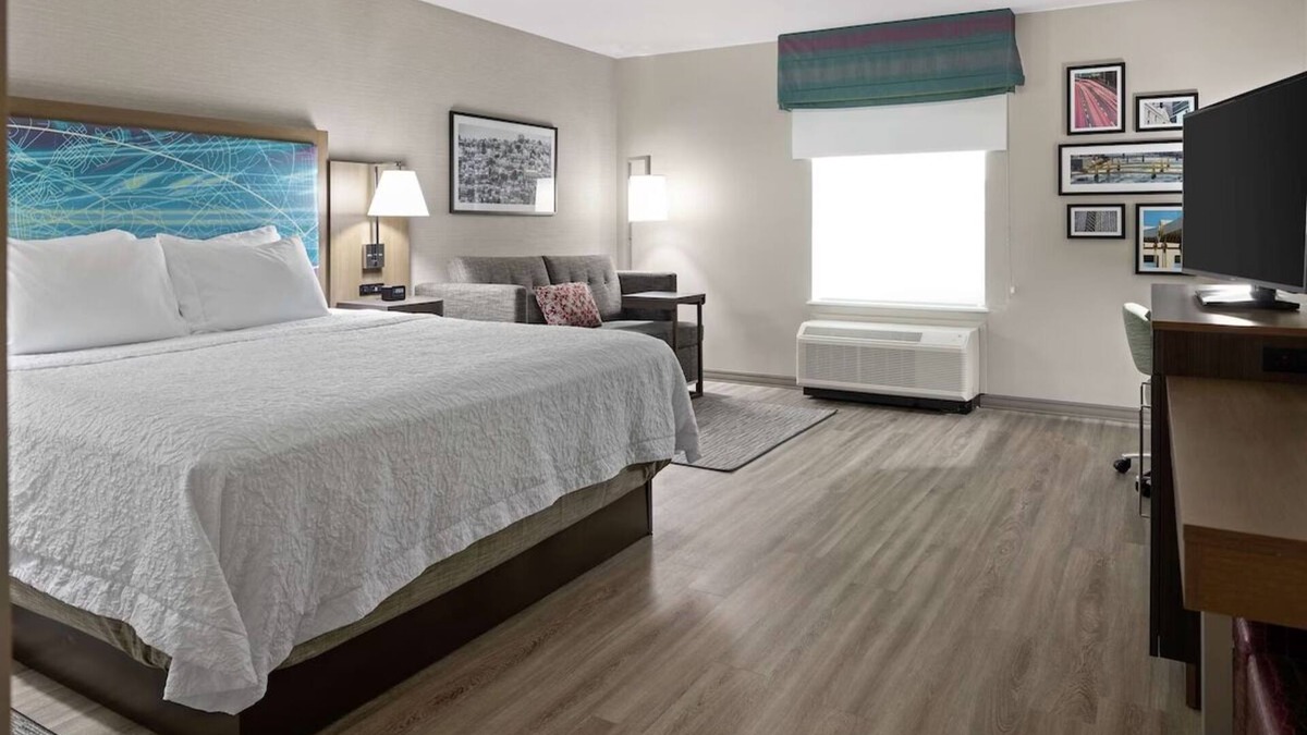 Cranberry Township Hotel | Relaxing Stay with Indoor Pool Access and Walkable Dining Options!