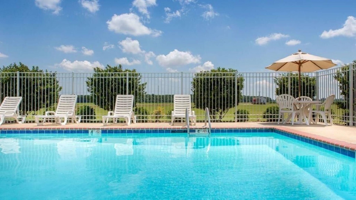 Saint Landry House | Relaxing Stay at Knights Inn Bunkie! Pool, Free Parking, Free Breakfast
