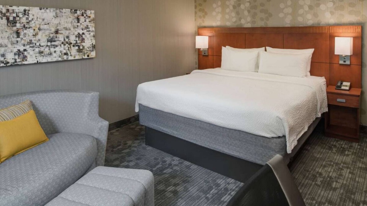 Bridle Trails Resort | Relaxing Stay Close to Seattle Aquarium! Indoor Pool, Pet-friendly Property!