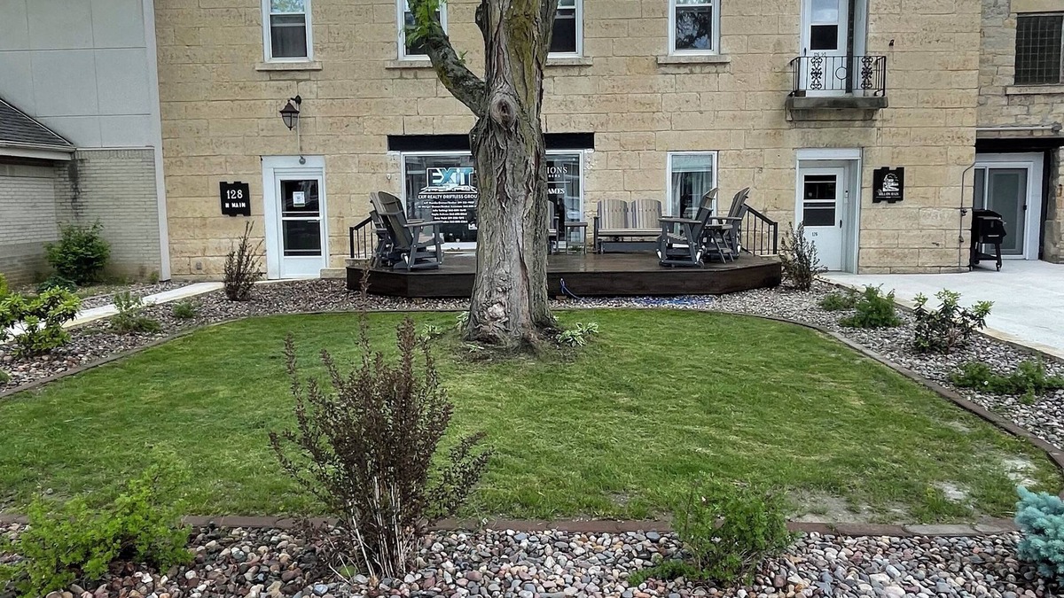 Elkader Apartment | Relaxing Suite A “The Sweetest Suites on the River” on Historic Main Street