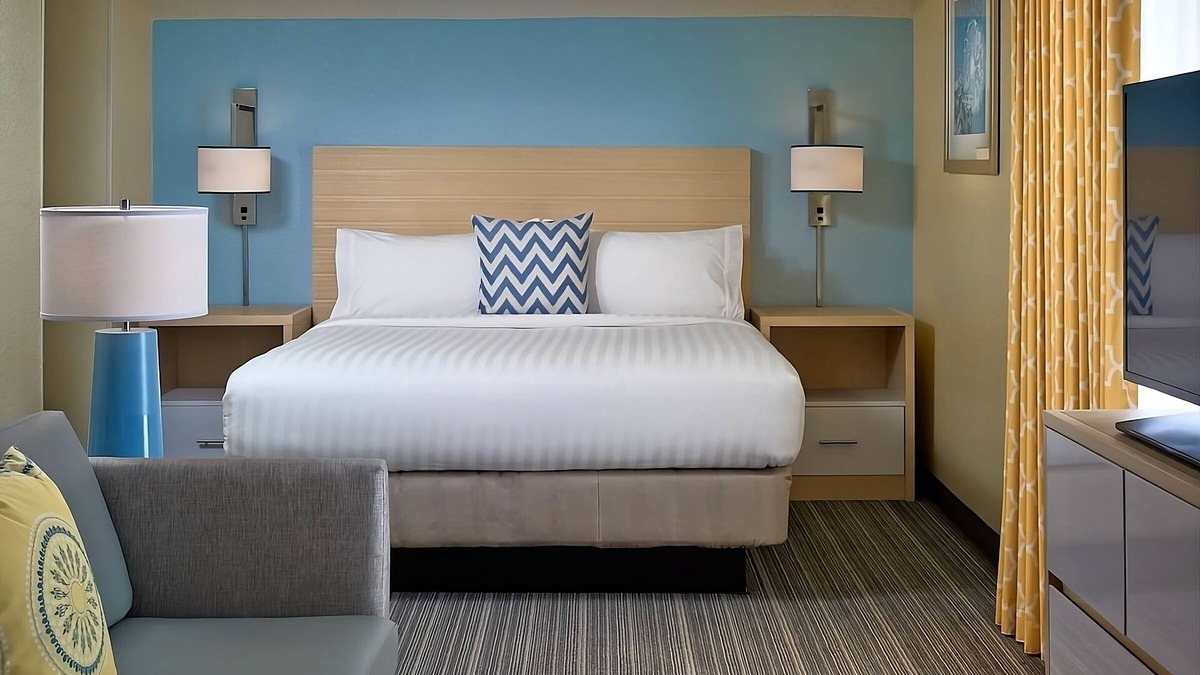 Chesterfield Hotel | Relaxing Suite nr Missouri Bluffs Golf Club & Monarch Levee Trail! Free Parking!