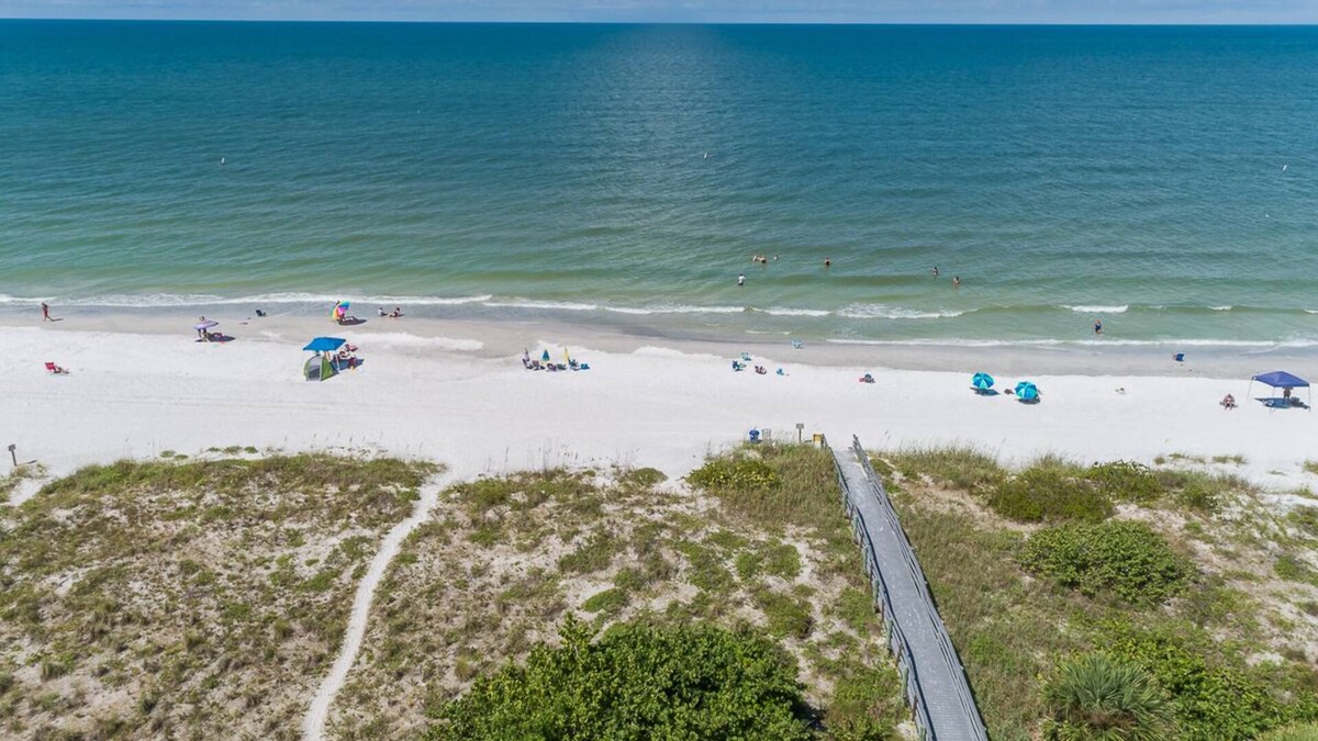 Indian Rocks Beach Condo | Relaxing Top Floor/Corner Beachside Condo w/Pool & Spa - Perfect Vacation Spot