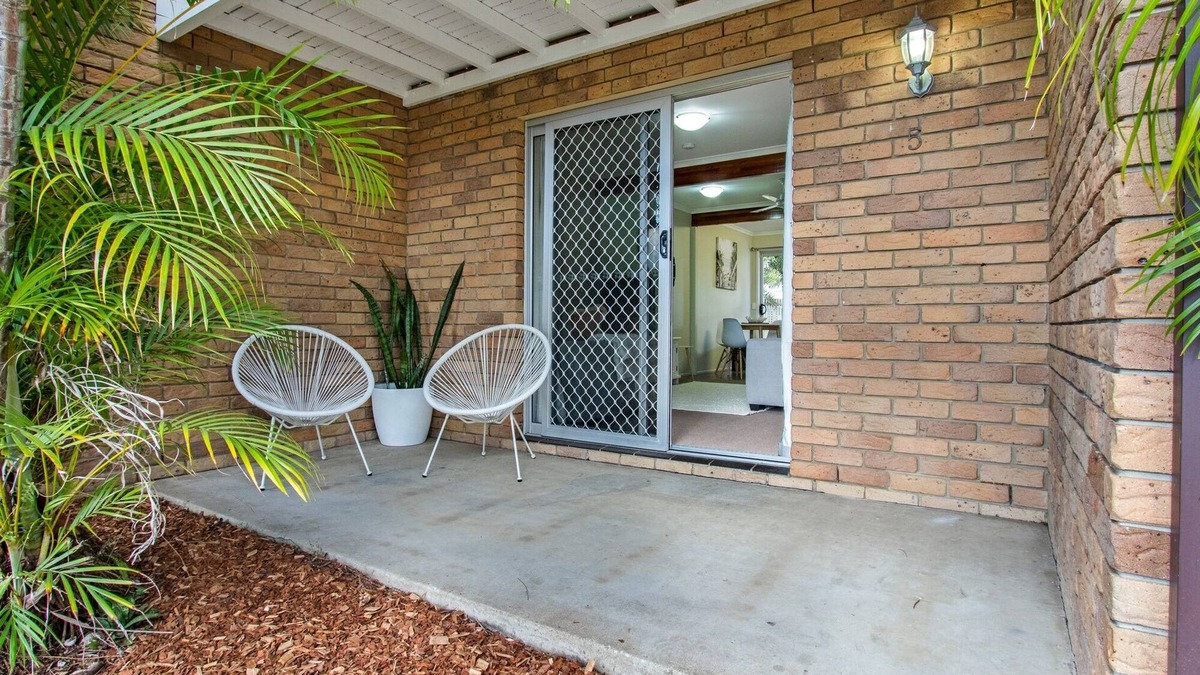 Pialba House | Relaxing Townhouse Steps from the Beach