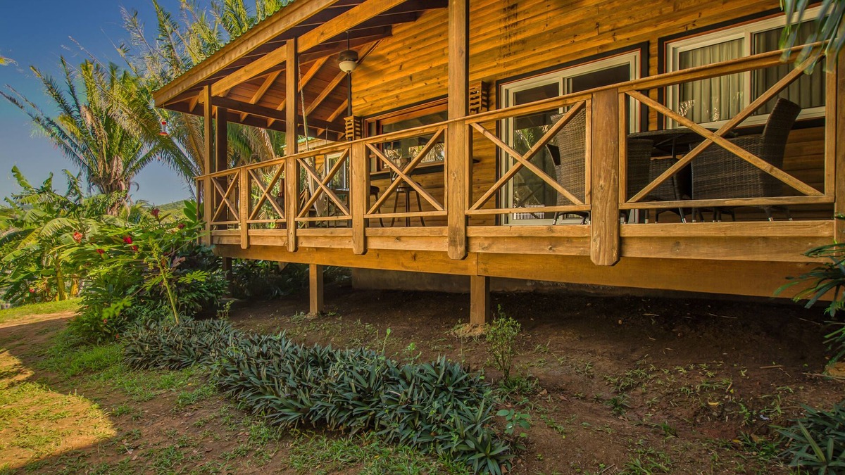 Gibson Bight Cabin | Relaxing Tropical Cabin near Beaches & Downtown
